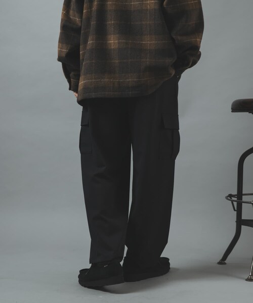 ITEMS URBANRESEARCH(アイテムズ アーバンリサーチ)の「TRテーパードクリーンカーゴパンツ(その他パンツ・メンズ・BLACK/OLIVE GRAY/MOCHA BRN・M/L)」の17枚目の写真