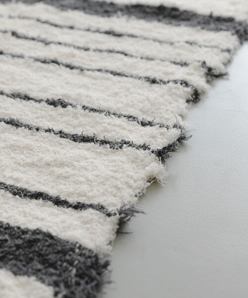 URBAN RESEARCH DOORS（アーバンリサーチドアーズ）の「『別注』JARAPA×DOORS LIVING PRODUCTS　ボーダーラグ 170×240（インテリア雑貨・メンズ・CHARCOAL/LIGHT BLUE・L）」の7枚目の写真