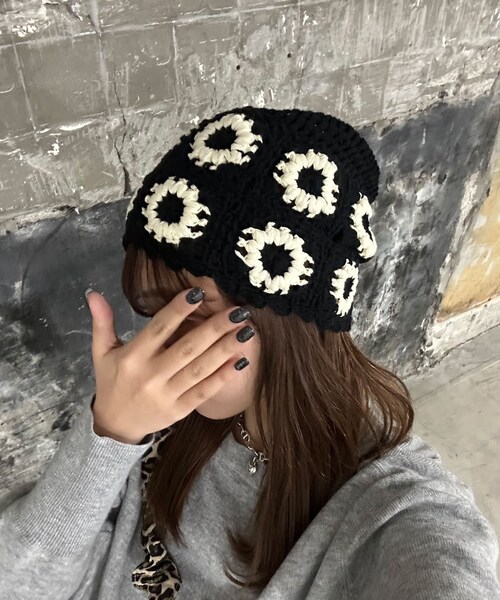 CIAOPANIC（チャオパニック）の「クロシェフラワービーニー帽（ニットキャップ/ビーニー・レディース・オフホワイト/ブラック/グレー・ONE）」の2枚目の写真