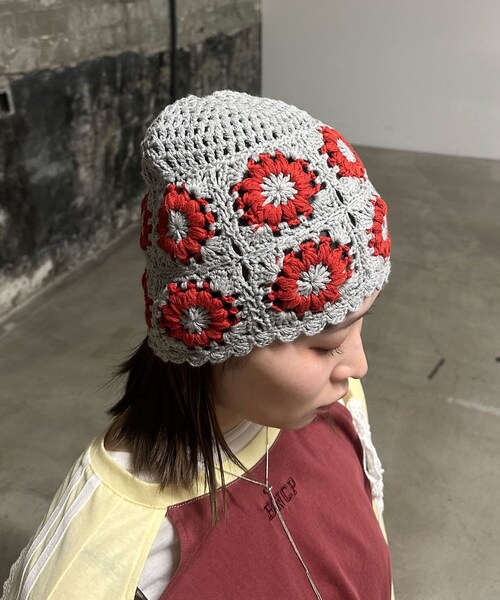 CIAOPANIC（チャオパニック）の「クロシェフラワービーニー帽（ニットキャップ/ビーニー・レディース・オフホワイト/ブラック/グレー・ONE）」の3枚目の写真