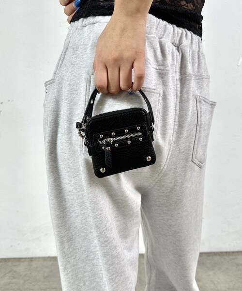 WHO'S WHO gallery（フーズフーギャラリー）の「【予約アイテム】【WEB限定】スタッズミニバッグ（バッグ・レディース・オフホワイト/ブラック/レッド・F）」の2枚目の写真