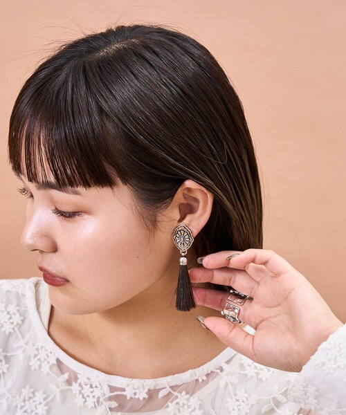 CIAOPANIC TYPY（チャオパニックティピー）の「【yuccA】アソート柄コンチョイヤリング（イヤリング・レディース・ベージュ/ベージュその他1/ブラック/ブラックその他1・ONE）」の2枚目の写真