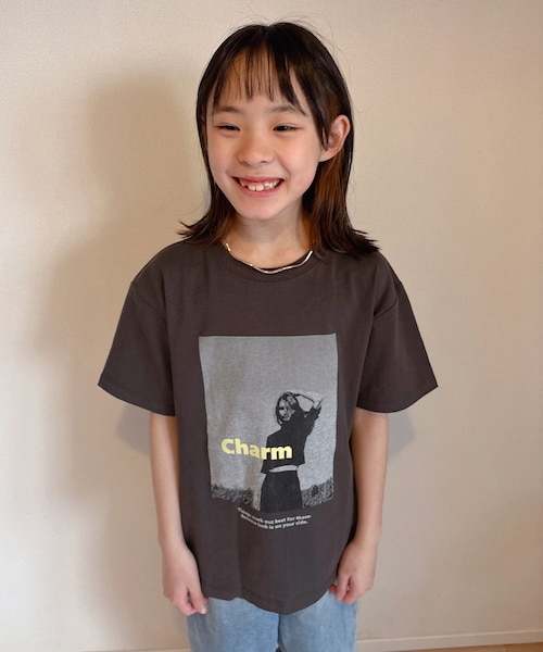 PUAL CE CIN（ピュアルセシン）の「【＠remi_usus企画 / KIDS】CharmフォトプリントTシャツ（Tシャツ/カットソー・キッズ・オフホワイト/チャコールグレー・9）」の2枚目の写真