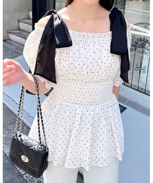 INGNI(イング)の「肩リボンオフショルブラウス(トップス・レディース・オフホワイト/ドット/オフホワイト/ピンク・M)」の2枚目の写真