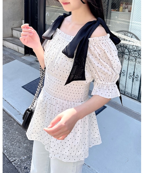 INGNI(イング)の「肩リボンオフショルブラウス(トップス・レディース・オフホワイト/ドット/オフホワイト/ピンク・M)」の3枚目の写真