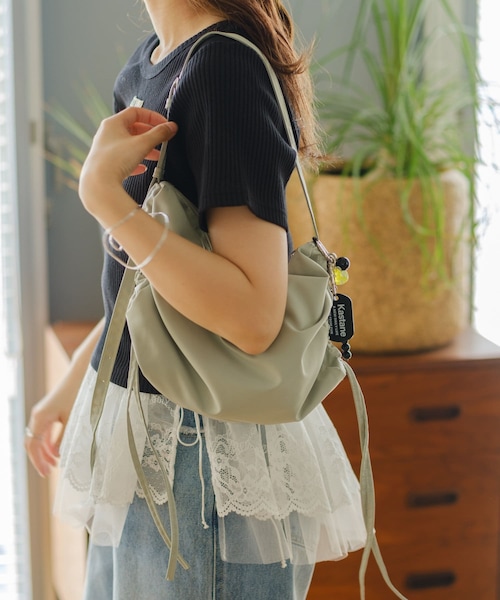 Kastane（カスタネ）の「【4色展開/2WAY/500mlペットボトル収納可能】リボンシャーリングバッグ（ショルダーバッグ・レディース・シルバー/ブラック/ピンク/ミント・F）」の3枚目の写真