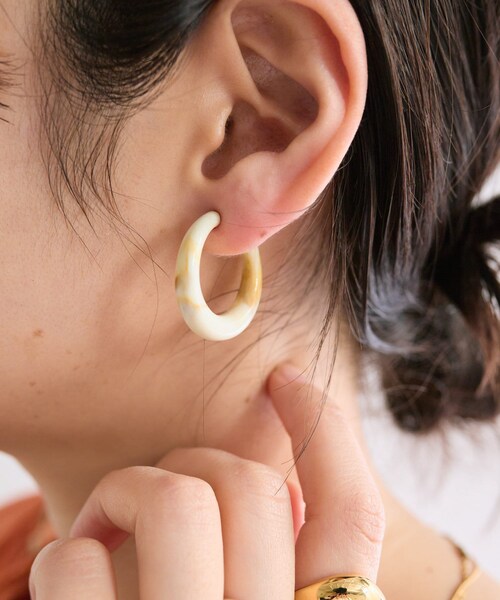 RIVE DROITE（リヴドロワ）の「予約【存在感抜群◎】カラーフープイヤリング（イヤリング・レディース・ブラウン/ベージュ・F）」の2枚目の写真