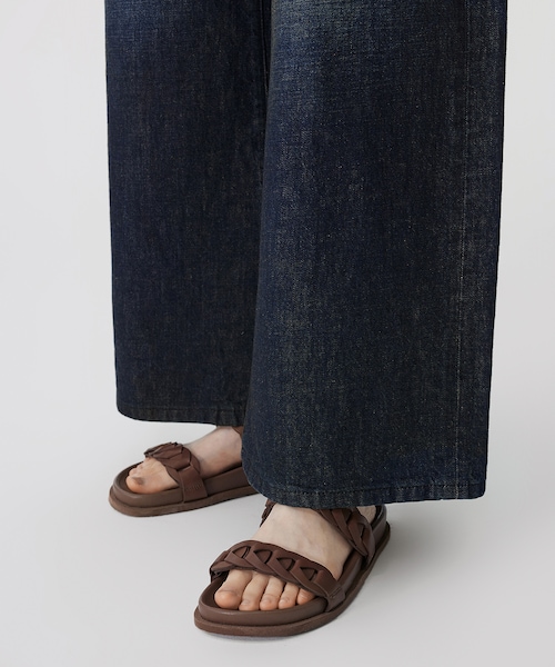 JNBY（ジェーエヌビーワイ）の「Fringe Luxe Fit Sandals（サンダル・レディース・ブラック/ブラウン・22.5/23/23.5/24/24.5）」の2枚目の写真