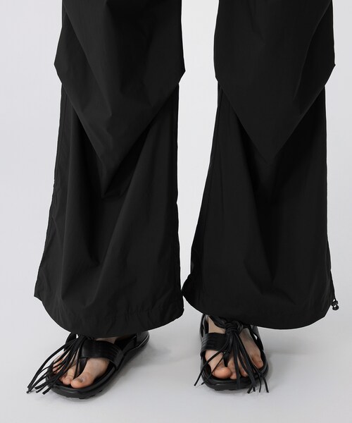 JNBY（ジェーエヌビーワイ）の「Elegance Fringe Leather Sandals（サンダル・レディース・ベージュ/ブラック・22.5/23/23.5/24/24.5）」の2枚目の写真