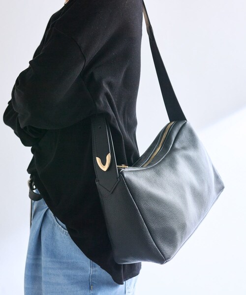 RIVE DROITE(リヴドロワ)の「予約【2WAY仕様】アーチクロスボディバッグ(ボディバッグ/ウエストポーチ・レディース・アイボリー/ブラック/ブラウン・F)」の2枚目の写真