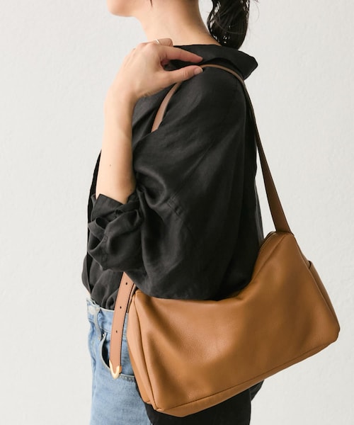 RIVE DROITE(リヴドロワ)の「予約【2WAY仕様】アーチクロスボディバッグ(ボディバッグ/ウエストポーチ・レディース・アイボリー/ブラック/ブラウン・F)」の3枚目の写真