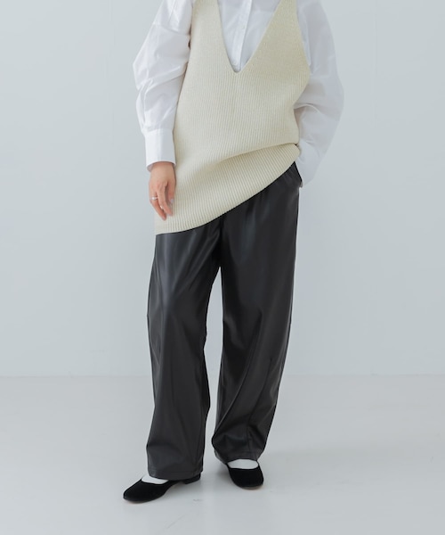 URBAN RESEARCH(アーバンリサーチ)の「レザーライクコクーンパンツ(その他パンツ・レディース・BLACK/BEIGE・FREE)」の1枚目の写真