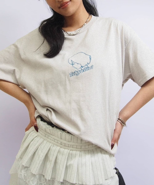 WHO'S WHO gallery（フーズフーギャラリー）の「予約/25色展開【TOKYOGIRL/東京ガール】ロゴTEE（Tシャツ/カットソー・レディース・パープルその他1/グリーン/スカイブルー/ネイビー/イエロー/サンドベージュ/パープル/ミント/グレー/グリーンその他2/ブラック/グリーンその他1/ブルーその他1/ホワイト/ボルドー/ピスタチオ/ダークブラウン/オレンジ/ライトグレー/チャコールグレー/ピンク/ブルー/ローズ/キャメル/ライムグリーン・L/M）」の5枚目の写真