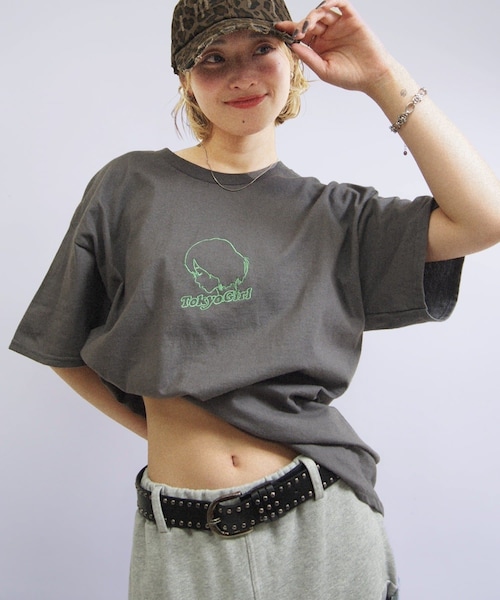 WHO'S WHO gallery（フーズフーギャラリー）の「予約/25色展開【TOKYOGIRL/東京ガール】ロゴTEE（Tシャツ/カットソー・レディース・パープルその他1/グリーン/スカイブルー/ネイビー/イエロー/サンドベージュ/パープル/ミント/グレー/グリーンその他2/ブラック/グリーンその他1/ブルーその他1/ホワイト/ボルドー/ピスタチオ/ダークブラウン/オレンジ/ライトグレー/チャコールグレー/ピンク/ブルー/ローズ/キャメル/ライムグリーン・L/M）」の6枚目の写真