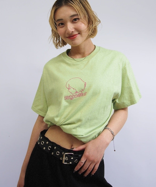 WHO'S WHO gallery（フーズフーギャラリー）の「予約/25色展開【TOKYOGIRL/東京ガール】ロゴTEE（Tシャツ/カットソー・レディース・パープルその他1/グリーン/スカイブルー/ネイビー/イエロー/サンドベージュ/パープル/ミント/グレー/グリーンその他2/ブラック/グリーンその他1/ブルーその他1/ホワイト/ボルドー/ピスタチオ/ダークブラウン/オレンジ/ライトグレー/チャコールグレー/ピンク/ブルー/ローズ/キャメル/ライムグリーン・L/M）」の13枚目の写真