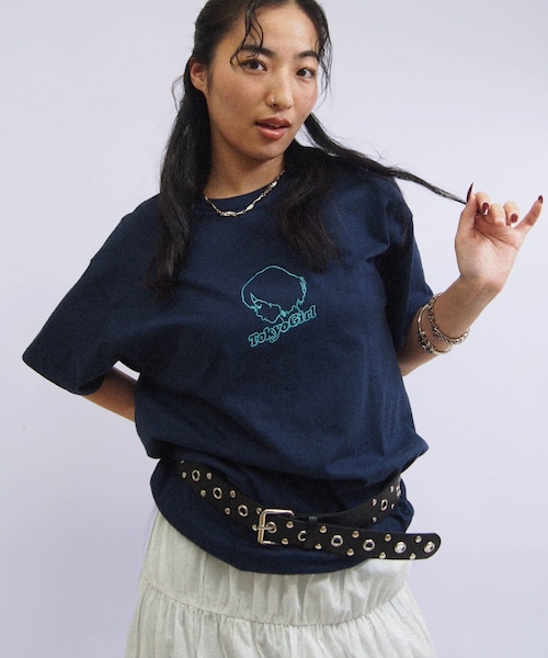 WHO'S WHO gallery（フーズフーギャラリー）の「予約/25色展開【TOKYOGIRL/東京ガール】ロゴTEE（Tシャツ/カットソー・レディース・パープルその他1/グリーン/スカイブルー/ネイビー/イエロー/サンドベージュ/パープル/ミント/グレー/グリーンその他2/ブラック/グリーンその他1/ブルーその他1/ホワイト/ボルドー/ピスタチオ/ダークブラウン/オレンジ/ライトグレー/チャコールグレー/ピンク/ブルー/ローズ/キャメル/ライムグリーン・L/M）」の16枚目の写真