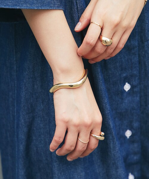 un dix cors(アンディコール)の「ニュアンスウエーブメタルバングル(バングル/リストバンド・レディース・シルバー/ゴールド・F)」の2枚目の写真