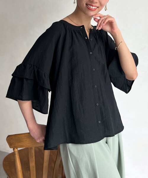 Chez toi(シェトワ)の「【体型カバー】【紫外線&冷房対策】袖フレア2WAYブラウス(トップス・レディース・ブラック/ホワイト/ブラウン/グリーン・F)」の1枚目の写真