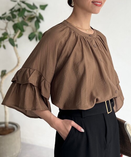 Chez toi(シェトワ)の「【体型カバー】【紫外線&冷房対策】袖フレア2WAYブラウス(トップス・レディース・ブラック/ホワイト/ブラウン/グリーン・F)」の3枚目の写真