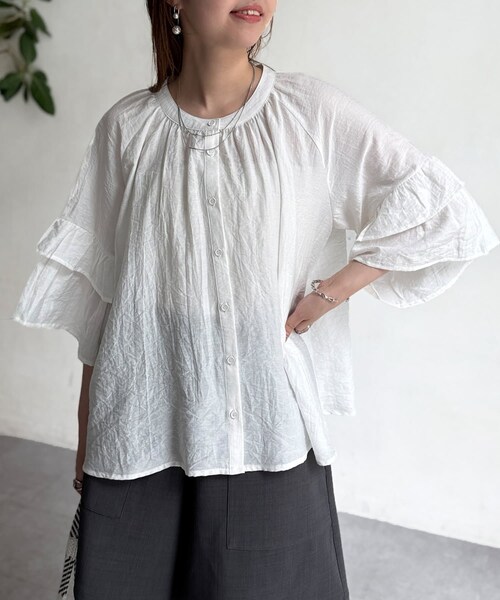 Chez toi(シェトワ)の「【体型カバー】【紫外線&冷房対策】袖フレア2WAYブラウス(トップス・レディース・ブラック/ホワイト/ブラウン/グリーン・F)」の2枚目の写真