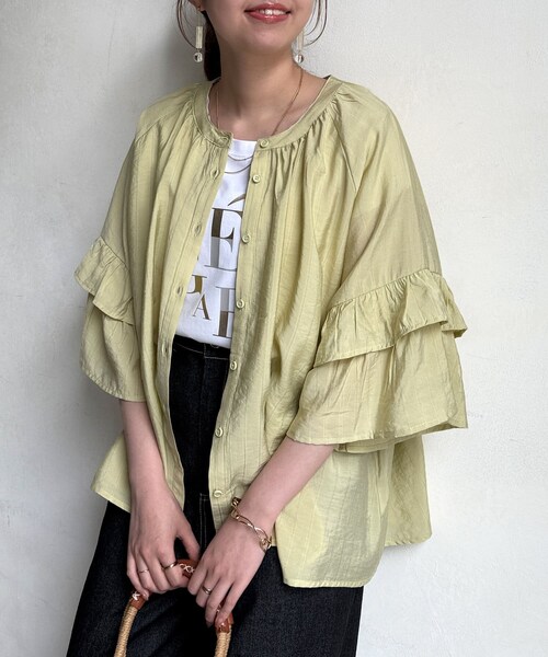 Chez toi(シェトワ)の「【体型カバー】【紫外線&冷房対策】袖フレア2WAYブラウス(トップス・レディース・ブラック/ホワイト/ブラウン/グリーン・F)」の4枚目の写真