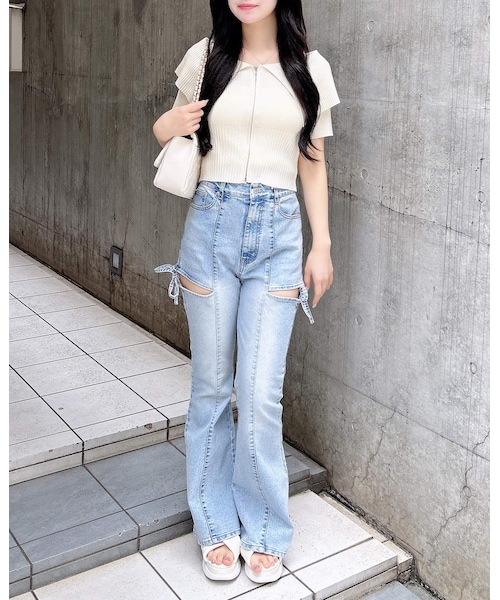 INGNI サイドリボンカットアウトフレアデニムパンツ ライトブルー Mサイズ INGNI（イング）の「【WEB限定】サイドリボンカットアウトフレア