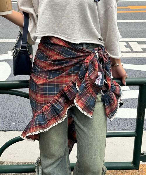 CIAOPANIC(チャオパニック)の「マルチWAYチェックフリルビッグスカーフ(バンダナ/スカーフ・レディース・ベージュ/グリーン/ブラック/レッド・ONE)」の4枚目の写真