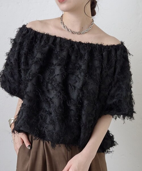 COLONY 2139(コロニートゥーワンスリーナイン)の「フリンジジャガード5分袖オフショルトップス(その他トップス・レディース・ホワイト/ブラック/ピンク・F)」の1枚目の写真