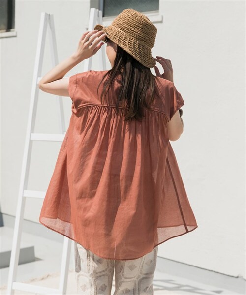 URBAN RESEARCH DOORS（アーバンリサーチドアーズ）の「UR TECH 棉質巴里紗碎褶法式袖罩衫（その他・レディース・黑色/寶藍色/赤褐色・黑色/寶藍色/赤褐色）」の4枚目の写真