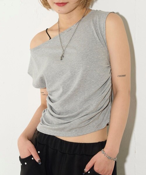 WHO'S WHO gallery（フーズフーギャラリー）の「【予約/5色展開】マルチウェイギャザーオフショルノースリーブ（タンクトップ・レディース・ネイビー/ブラック/オフホワイト/バーガンディー/グレー・F）」の4枚目の写真