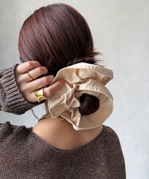 DouDou（ドゥドゥ）の「ビッグシュシュ（その他ヘアアクセサリー・レディース・ブラック/ライトベージュ/モカ・F）」の3枚目の写真