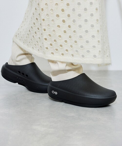 ADAM ET ROPE'（アダムエロペ）の「【OOFOS（ウーフォス）】Oocloog+（サンダル・レディース・ブラック・23/24/25）」の16枚目の写真