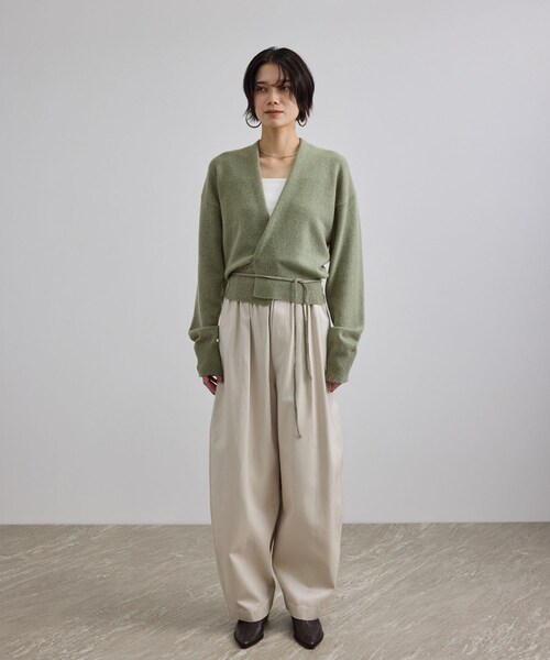 ADAM ET ROPE'（アダムエロペ）の「【extreme cashmere（エクストリーム・カシミア）】ella ニットカーディガン（カーディガン/ボレロ・レディース・グリーン系/カーキ系・F）」の12枚目の写真