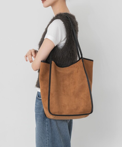 URBAN RESEARCH(アーバンリサーチ)の「『一部別注カラー』IOMMI スエードライクトート(トートバッグ・レディース・BROWN/別注OLIVE・-)」の3枚目の写真
