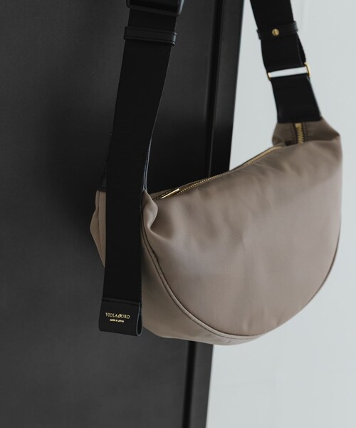 URBAN RESEARCH Sonny Label（アーバンリサーチサニーレーベル）の「VIOLAd’ORO　BIANCA V-2247（ショルダーバッグ・レディース・black/taupe・one）」の2枚目の写真