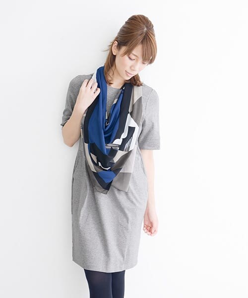 URBAN RESEARCH ROSSO（アーバンリサーチロッソ）の「幾何学スカーフ（マフラー・レディース・PINK/NAV・Free）」の4枚目の写真