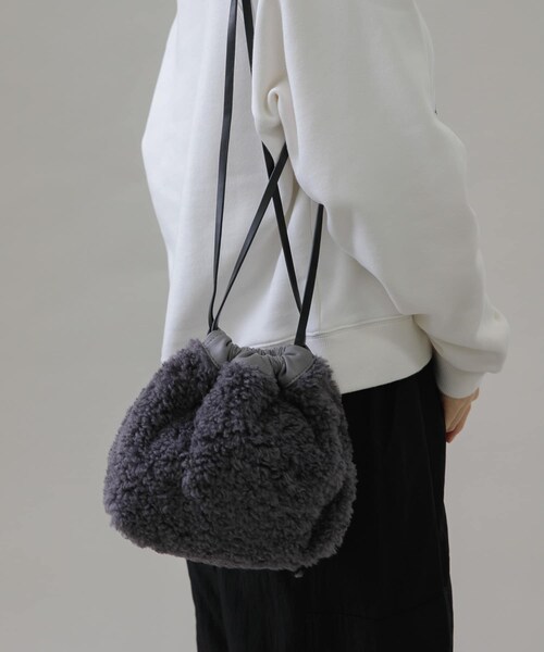 URBAN RESEARCH Sonny Label（アーバンリサーチサニーレーベル）の「プードルファー巾着バッグ（ショルダーバッグ・レディース・ブルー/Lベージュ/チャコール・one）」の5枚目の写真