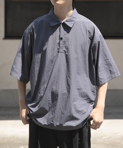 ITEMS URBANRESEARCH(アイテムズ アーバンリサーチ)の「『撥水/イージーケア/接触冷感/UVカット』タスランナイロンスナップボタンポロシャツ(ポロシャツ・メンズ・NVY/CHA/BLK・M/L)」の2枚目の写真