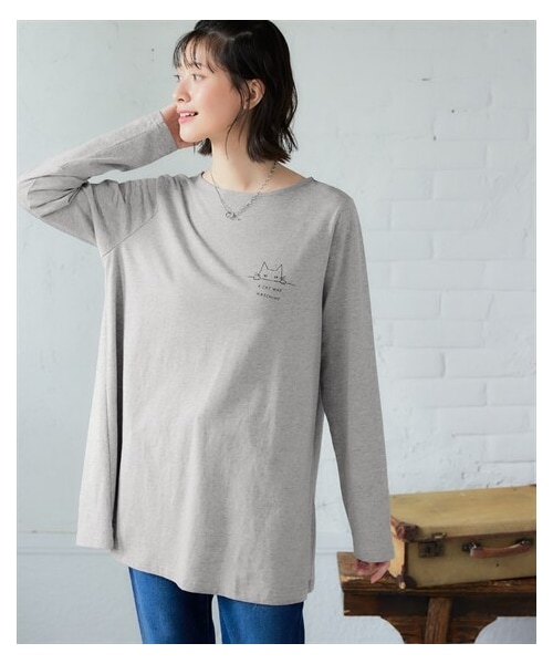 nissen（ニッセン）の「綿１００％長袖プリントAラインチュニックTシャツ（ＵＶカット）＜大きいサイズ有＞（チュニック・レディース・ダスティピンク:胸ロゴ/オフホワイト:サークルロゴ/黒:タテロゴ/杢グレー:胸ネコ/モカ:ロゴネコ/ネイビー:衿フラワー/[ドロップ]オフホワイト:胸ロゴ・S/M/L/LL/3L/4L/5L/6L）」の22枚目の写真