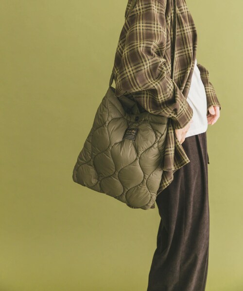 ITEMS URBANRESEARCH（アイテムズ アーバンリサーチ）の「TAION　Cross Body Down Bag -M（ショルダーバッグ・メンズ・BLK/G.BEIGE/D.OLIVE/D.NAVY/PAINT CAMO・-）」の3枚目の写真