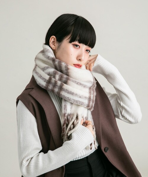 KBF（ケイビーエフ）の「BIGフリンジチェックストール（マフラー・レディース・GRAY×MTD/CAMEL×RED/IVORY×BRN・one）」の7枚目の写真