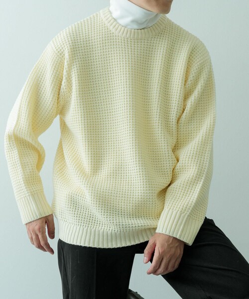 ITEMS URBANRESEARCH(アイテムズ アーバンリサーチ)の「ワッフル編み クルーネックニット(ニット/セーター・メンズ・OLV/OFF/BLK/CHA/MOC・S/M/L)」の8枚目の写真