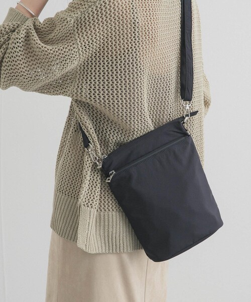 URBAN RESEARCH DOORS（アーバンリサーチドアーズ）の「撥水ショルダーバッグ（ショルダーバッグ・レディース・L.GRAY/BLACK・One）」の4枚目の写真