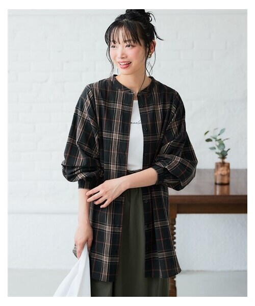 nissen（ニッセン）の「綿１００％洗いざらし風やわらか先染めシャツチュニック（選べるデザイン）＜大きいサイズ有＞（シャツ/ブラウス・レディース・全開ギャザー(黒系)/スキッパーコクーン(黒系)/全開Aライン(黒系)/ピンタック(ネイビー系)・S/M/L/LL/3L/4L/5L/6L/8L/10L）」の3枚目の写真