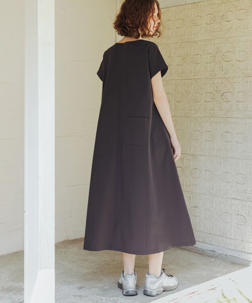 URBAN RESEARCH(アーバンリサーチ)の「『吸水速乾/UVカット/イージーケア』『別注』THOUSAND MILE×URBAN RESEARCH FRENCH SLEEVE DRESS(ワンピース・レディース・BLACK/CHARCOAL・Free)」の8枚目の写真
