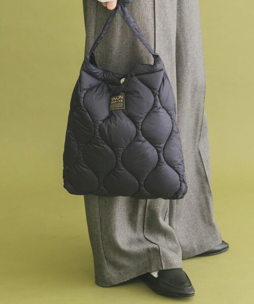 ITEMS URBANRESEARCH（アイテムズ アーバンリサーチ）の「TAION　Cross Body Down Bag -M（ショルダーバッグ・メンズ・BLK/G.BEIGE/D.OLIVE/D.NAVY/PAINT CAMO・-）」の4枚目の写真