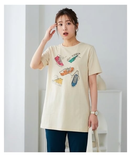 nissen（ニッセン）の「大きいサイズ　【ひんやりコットン】綿１００％ＡラインプリントチュニックＴシャツ（接触冷感・UVカット）（チュニック・レディース・黒(フォトフラワー)/ねこ:セージグリーン/くま:黒/シンプルロゴ:モカベージュ/アメカジ:ネイビー/オーシャン:ネイビー/ドーナツ:オートミール/バンダナ:カーキ/スニーカー:クリーム/フォト風景:チャコールグレー/黒(グラフィック)/オフホワイト(ネコ)/チャコール(モノクロスィーツ)/ネイビー(ハワイ)/グレージュ(ロゴ)(新色)/アイボリー(花瓶)/ミント(鳥)/ピンク(パンダ)/カーキ(サークルロゴ)・L/LL/3L/4L/5L/6L/8L/10L）」の10枚目の写真