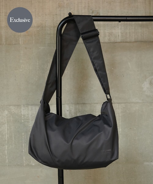 URBAN RESEARCH DOORS（アーバンリサーチドアーズ）の「『撥水』『別注』YAKPAK×DOORS　SHOULDER BAG M（ショルダーバッグ・メンズ・OLIVE/BLACK/CHARCOAL/NAVY・-）」の2枚目の写真