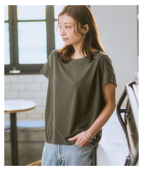 nissen（ニッセン）の「落ち感素材肩タックシルキーカットソートップス（接触冷感・UVカット・吸汗速乾）＜大きいサイズ有＞（Tシャツ/カットソー・レディース・チャコールグレー/ベージュ/黒/カーキ・S/M/L/LL/3L/4L/5L/6L）」の8枚目の写真