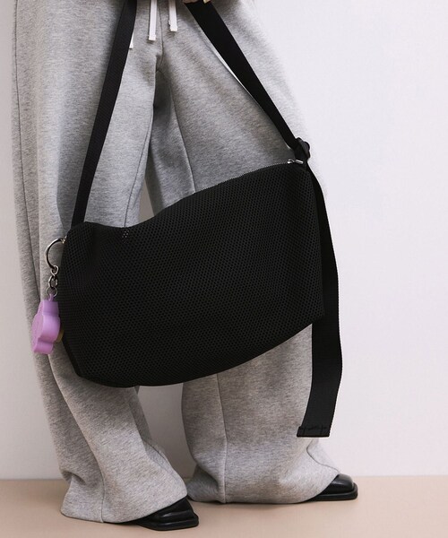 ADAM ET ROPE'(アダムエロペ)の「メッシュショルダーバッグ(ショルダーバッグ・レディース・ブラック/ブラック系/チャコール/ベージュ/シルバー/オフホワイト/カーキ/ゴールド・F)」の10枚目の写真